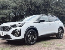 Peugeot 2008. Este vehículo cuenta con una nueva parrilla con elementos del color de la carrocería y tres tiras verticales de leds. CORTESÍA