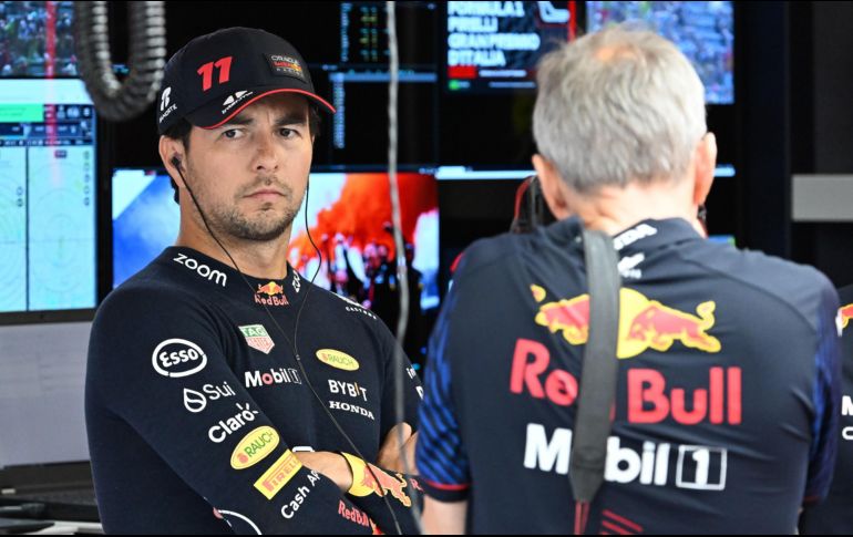 Hamilton se mostró algo molesto, pues considera que en su momento cuando vencía a su comapañero Valtteri Bottas de manera regular, no se le dio el mismo mérito que se le da ahora a Max por vencer a Sergio “Checo” Pérez. EFE / D. Dal Zennaro