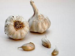 Para hacer más efectivo el consumo del ajo crudo, se recomienda la ingesta en ayunas. ESPECIAL / Sanjay Dosajh vía Unsplash