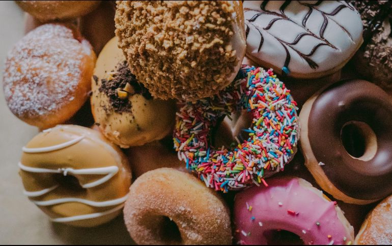 La OMS  aconseja que el consumo de azúcares libres sea menos del 10% de las calorías diarias. ESPECIAL /  Rod Long vía Unsplash