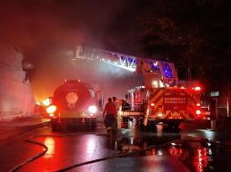 Al sitio, acudieron bomberos de Zapopan, Tonalá, Tlaquepaque, El Salto y del Estado para apoyar en las labores de extinción del fuego. ESPECIAL / Bomberos de Guadalajara
