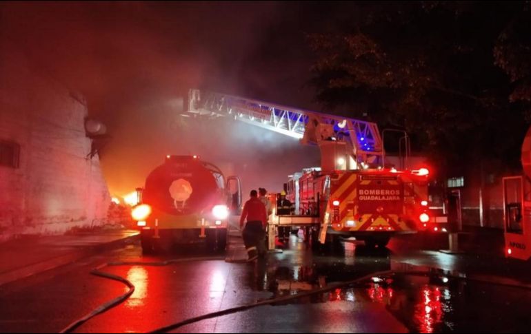 Al sitio, acudieron bomberos de Zapopan, Tonalá, Tlaquepaque, El Salto y del Estado para apoyar en las labores de extinción del fuego. ESPECIAL / Bomberos de Guadalajara