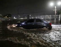 Automovilistas, peatones y motociclista, son un grupo vulnerable en casos de lluvias fuertes. SUN