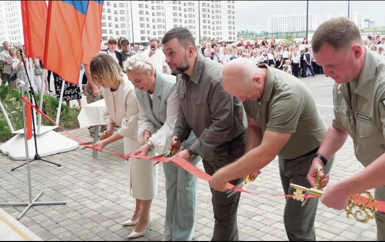 Autoridades civiles y escolares abrieron oficialmente el plantel educativo en Donetsk. AFP