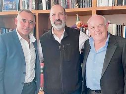 Acordaron Alberto Esquer (izquierda), Patrick Slim (centro) y Horacio Fernández (derecha) impulsar una agenda para fortalecer la cultura de paz en Jalisco. ESPECIAL