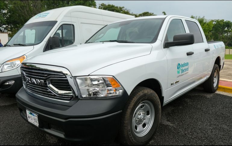 Para apoyar a los comicios, el gobierno de Jalisco entregó este lunes, como cada año y a manera de comodato, equipo de cómputo, mobiliario y vehículos al Instituto, rumbo al proceso electoral 2023-2024. EPECIAL / Gobierno de Jalisco