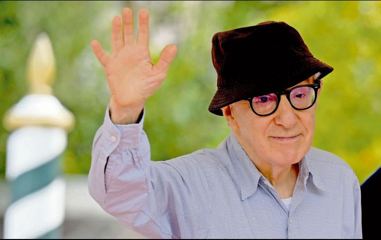 El cineasta saluda a su llegada al Festival de Cine de Venecia. EFE