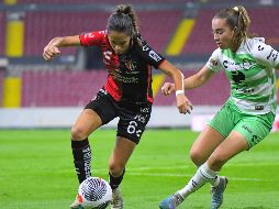 Valeria Razo defiende el balón bajo la marca de Luisa De Alba. IMAGO7