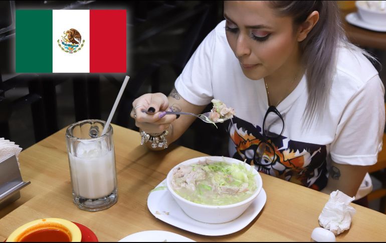 Una noche mexicana es enmarcada con platillos y bebidas típicos, entre los que destacan el pozole, el platillo más famoso para las fiestas patrias elaborado con maíz y carne de cerdo y cuyo origen es prehispánico. EL INFORMADOR / ARCHIVO
