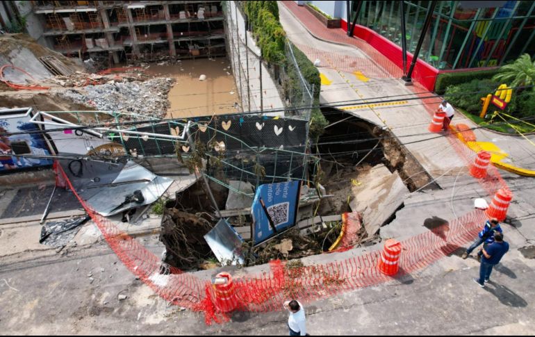 Después de varias precipitaciones, el pasado 20 de agosto se abrió un socavón en la lateral de Avenida Mariano Otero y su cruce con Avenida Plaza del Sol. EL INFORMADOR / A. Navarro