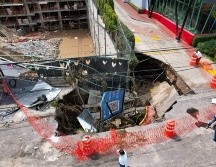 Después de varias precipitaciones, el pasado 20 de agosto se abrió un socavón en la lateral de Avenida Mariano Otero y su cruce con Avenida Plaza del Sol. EL INFORMADOR / A. Navarro