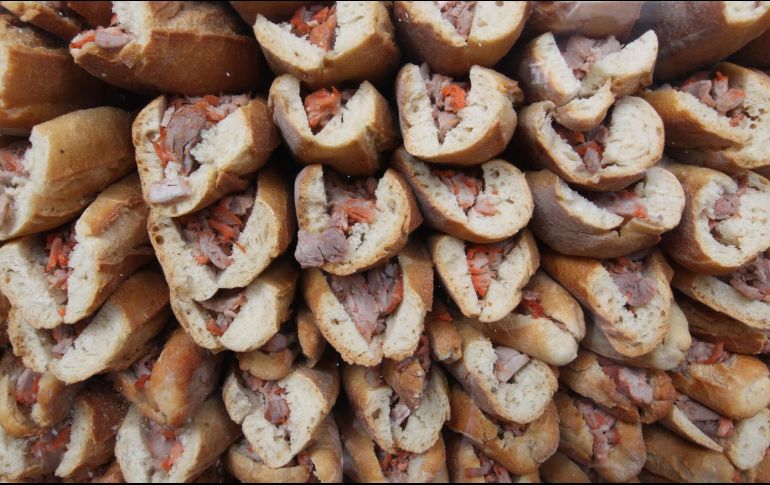 Nada como comerse una rica torta ahogada bañada de salsa y chile. EL INFORMADOR/Archivo