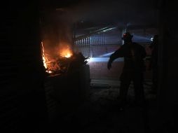 Un incendio afectó la madrugada de este miércoles algunos locales ubicados en el tercer piso del Mercado San Juan de Dios. ESPECIAL / Protección Civil