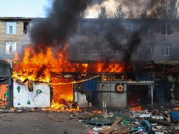 Una veintena de tiendas, una línea de transmisión eléctrica, un edificio administrativo y otro de viviendas han sufrido daños en el ataque, que ha destruido automóviles y varios puestos del mercado. EFE / A. Babenko