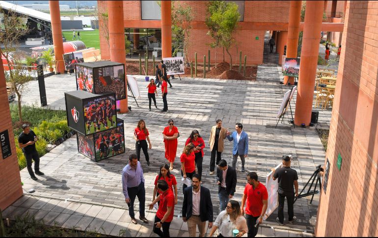 Aunque ya tenían semanas yendo a entrenar a los campos ubicados en Nextipac, este miércoles los Zorros, quienes están en semana larga, se presentaron hoy a su nueva casa. IMAGO7