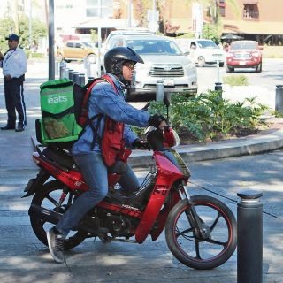 Dejan el trabajo en la oficina y se suman a aplicaciones de reparto