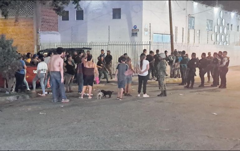 Vecinos de Pueblo Quieto encararon a los policías después del tiroteo, pues acusaron abusos en la redada para capturar a los agresores. ESPECIAL