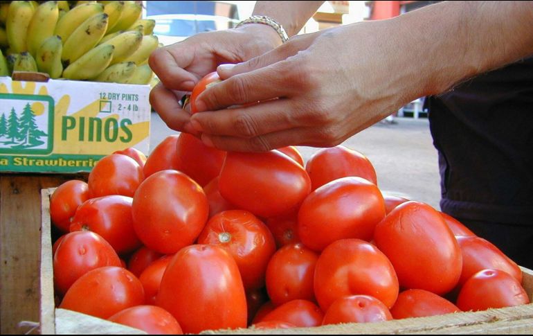 Los productos genéricos que más subieron en el mes fueron el tomate rojo (31.73%), la cebolla (30.54%) y el tomate verde (15.07%). SUN / ARCHIVO