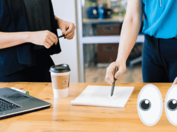 Los trabajadores que recién empiezan en el mundo laboral necesitan conocer qué contratos son lo que no deberían de firmar más de una vez. Unsplash.