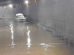 Circulaban en un automóvil Mercedes Benz, color gris, con la inundación quedó atrapado por el agua. ESPECIAL