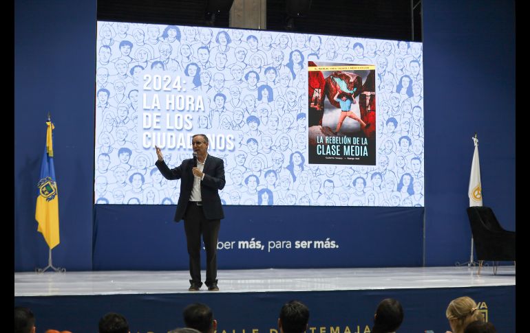 Guillermo Velasco, uno de los autores del libro, destacó la importancia de la clase media, principalmente porque consideró que son participativos en los distintos procesos de cambio en el país. EL INFORMADOR / A. Navarro