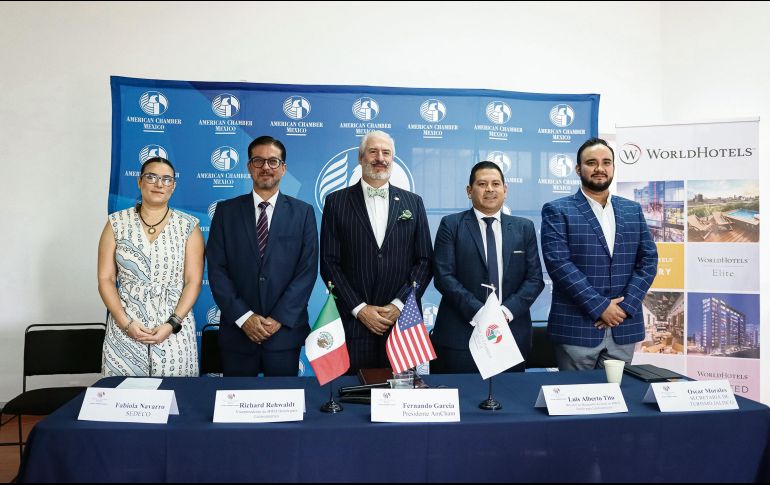 Fernando García de Llano (al centro), titular de la AmCham Capítulo Guadalajara presentó la inversión. EL INFORMADOR/ H. Figueroa