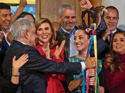 Anoche el Presidente López Obrador le entregó a Claudia Sheinbaum el “bastón de mando” por ser la elegida del proceso interno de Morena. EFE