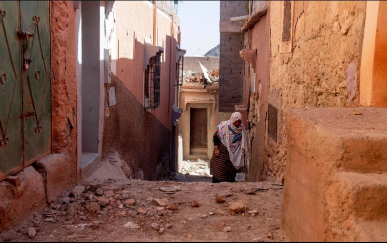 Una mujer camina en una calle dañada por el sismo. EFE/J. Morchidi