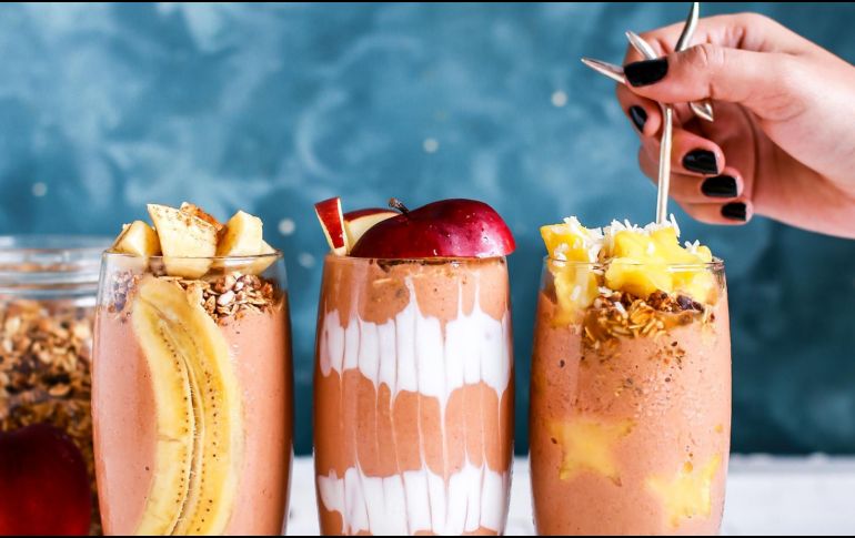 Uno de los licuados más efectivos para aumentar la masa muscular, según expertos, es el de manzana con yogur. Foto de Brenda Godinez en Unsplash