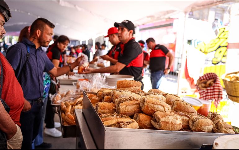 Regalan 50 mil tortas ahogadas y cerveza artesanal en el centro de Guadalajara