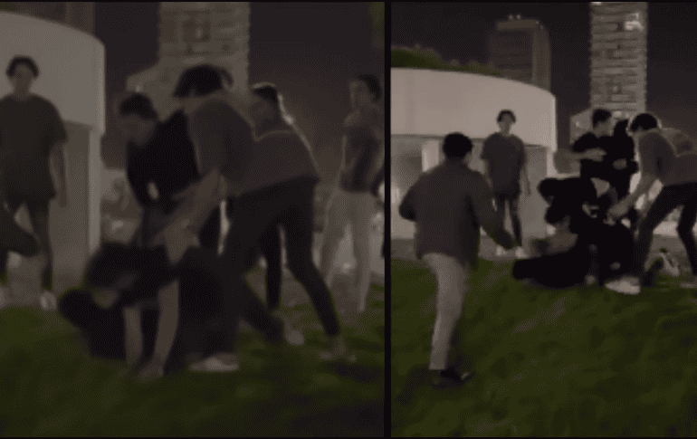 En Puebla, un grupo de jóvenes propinaron una fuerte golpiza a otro joven, quien actualmente se encuentra hospitalizado por daños severos. Captura de pantalla.