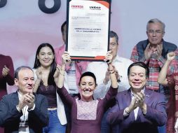 Claudia Sheinbaum recibió ayer la constancia que la acredita como la encargada del proceso de la 4T de cara a las elecciones del próximo año. EL UNIVERSAL