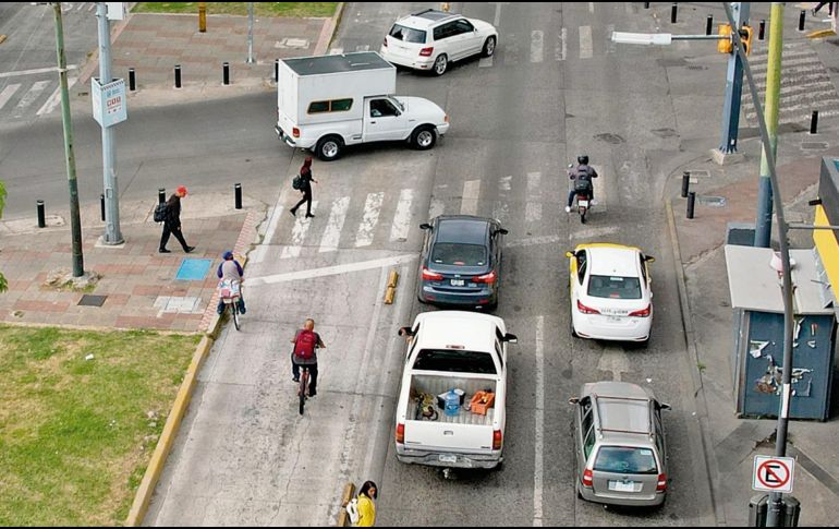 En la imagen se ve a dos ciclistas transitando por el carril exclusivo del Macrobús, en San Juan de Dios. EL INFORMADOR/ A. Navarro