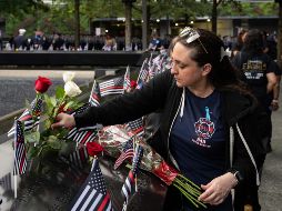 Cada 11 de septiembre, los dos fosos que sustituyen a las torres gemelas y en los que están inscritos los nombres de los muertos en el atentado, se llenan de banderitas de Estados Unidos y rosas. EFE / A. Gray