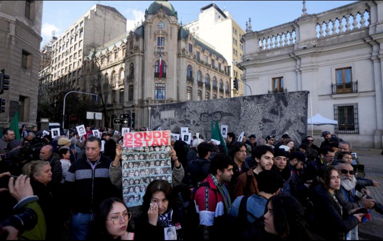 El régimen militar liderado por el general Augusto Pinochet (1973-1990) dejó un saldo de 3 mil doscientos asesinados, incluidos mil cuatroscientos sesenta y nueve desaparecidos. AP/ E. Félix