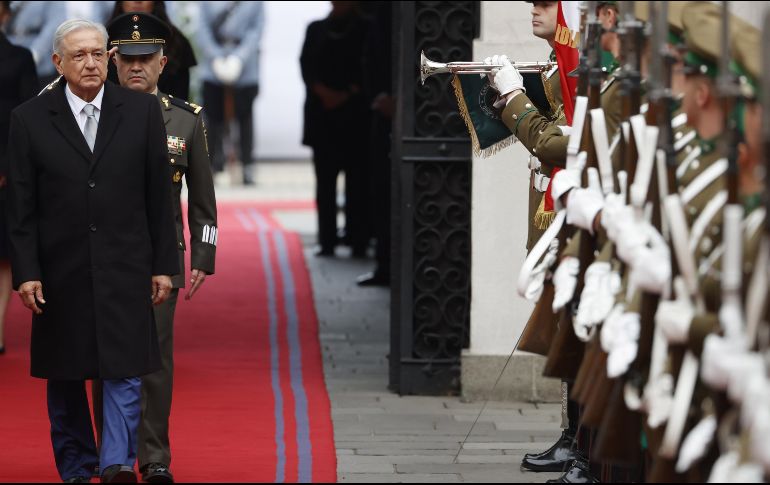 El Presidente de México recibió aplausos y agradecimientos de personas peruanas y chilenas. EFE / E. González