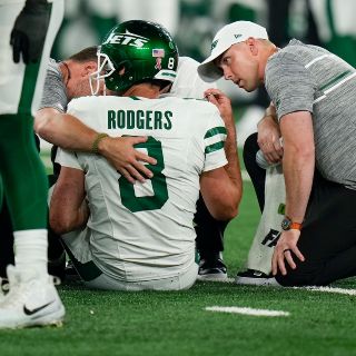 Jets pierden a Rodgers por lesión, pero remontan para vencer a los Bills