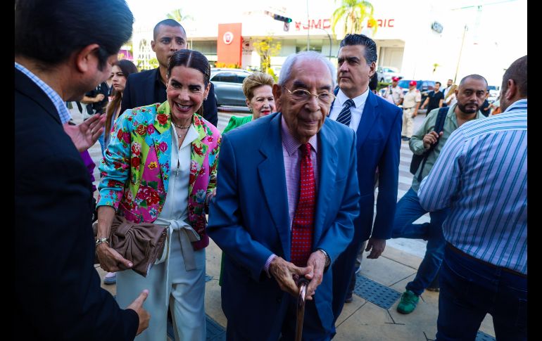 Se informó que acudieron los alcaldes de 100 municipios de Jalisco, así como de las capitales de otros estados de la República., además de diputados locales y federales, así como representantes de cúpulas empresariales, locales y nacionales. EL INFORMADOR / A. Navarro