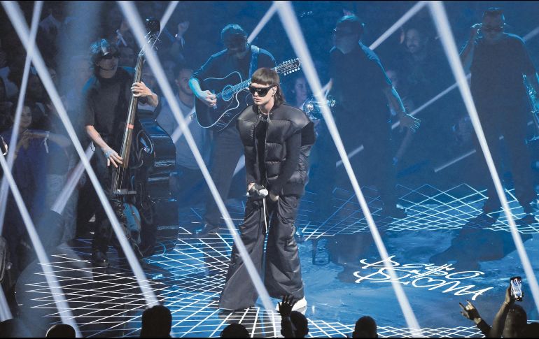 El cantante se presentó en el escenario de los MTV Video Music Awards celebrados ayer. AFP
