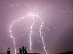 La UEPCBJ informó que fue la Dirección de Protección Civil y Bomberos de Tomatlán la que reportó un incidente en el cual una persona había sido alcanzada por un rayo. EFE / ARCHIVO