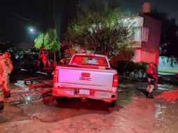 La camioneta fue dejada sobre la calle 4 de Julio del poblado de El Tecuán y se informó que los tripulantes abandonaron el vehículo en el sitio tras percatarse de la presencia de las fuerzas federales en la comunidad. CORTESÍA