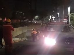 Los lesionados fueron atendidos por paramédicos de la Cruz Roja, quienes los trasladaron al puesto de socorros en el Parque Morelos. ESPECIAL/PCyBomberos GDL