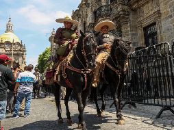 Disfrutan inicio de fiestas patrias con desfile charro