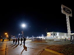 Trabajadores de Ford protestan afuera de la planta en Wayne, Michigan. El número de plantas en paro aumentará a medida que se prolonguen las negociaciones. EFE/M. Mulholland