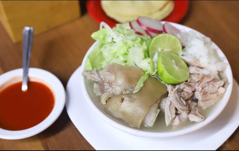 Un pozole se puede considerar un platillo completo y balanceado, porque contiene: verduras: lechuga, rábanos y cebolla; cereales: los granos de maíz; alimentos de origen animal. EL INFORMADOR / ARCHIVO