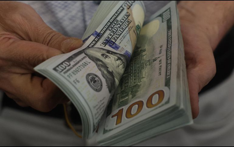 El dólar inició la jornada de hoy viernes, otra vez, arriba de la barrera de los 17 pesos. EL INFORMADOR / ARCHIVO