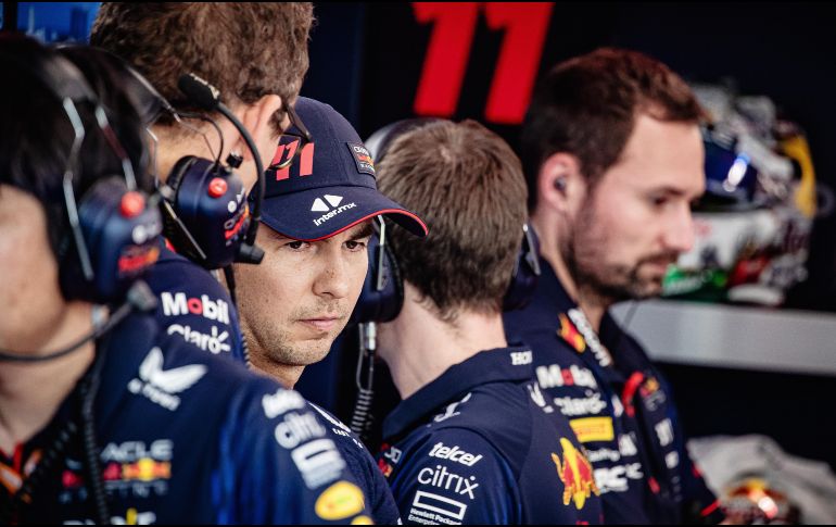 Red Bull finalizó los segundos entrenamientos libres, que sirvieron como simulación de la clasificación, lejos de los puestos de cabeza que ocuparon los dos Ferrari, con Pérez séptimo (foto) y Verstappen octavo. EFE / T. White