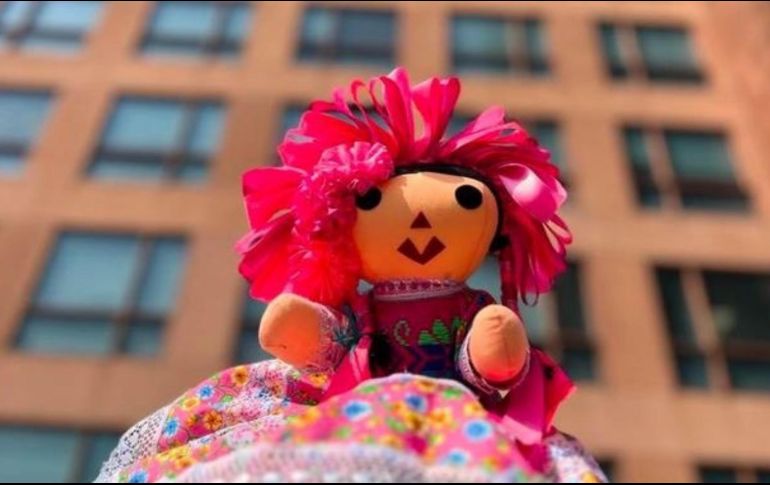 De acuerdo con la SRE, esta muñeca artesanal representa el esfuerzo de miles de mujeres artesanas mexicanas. ESPECIAL / SRE