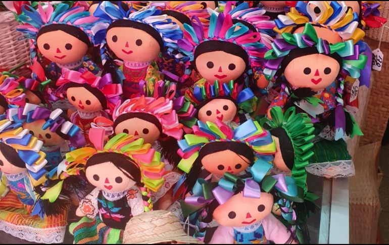 Su cabeza es adornada por un hermoso tocado elaborado con listones de colores que llegan hasta el final de sus trenzas. EL INFORMADOR/ R. Bobadilla