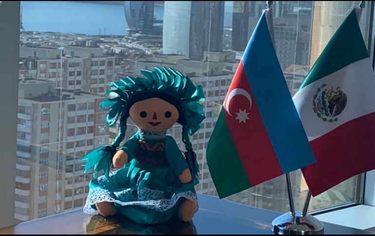 A través de la iniciativa #LelePorElMundo, impulsada por la SRE, hoy esta muñeca tiene presencia en los cinco continentes. ESPECIAL / SRE